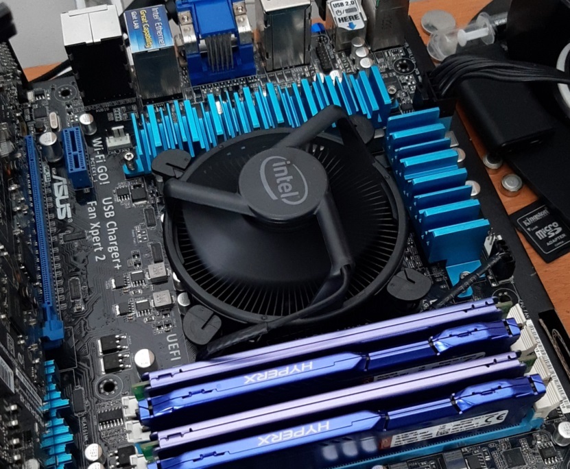 Imágenes 1: Si incluye disipador el i7-11700F, es bastante compacto todo en color negro, funciona muy bien.